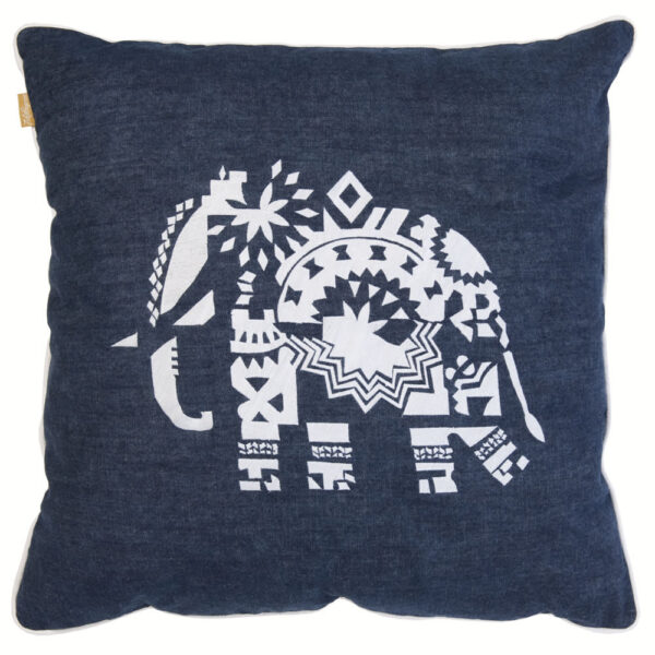 Coussin en denim Malagoon bleu présenté comme accessoire décoratif pour le salon