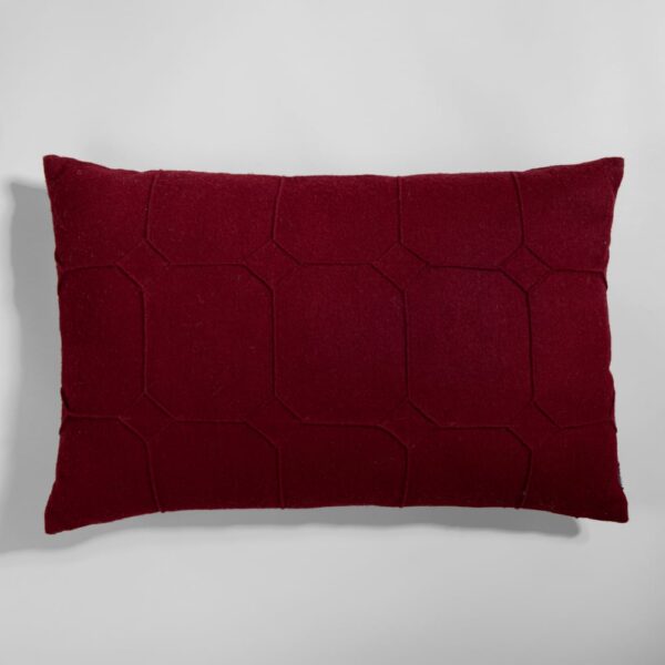 Coussin Maisons du Monde Biago bordeaux rectangulaire à motifs géométriques en relief