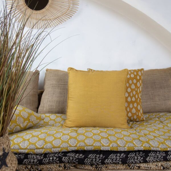 Coussin Now's Home en lin jaune moutarde, carré et déhoussable