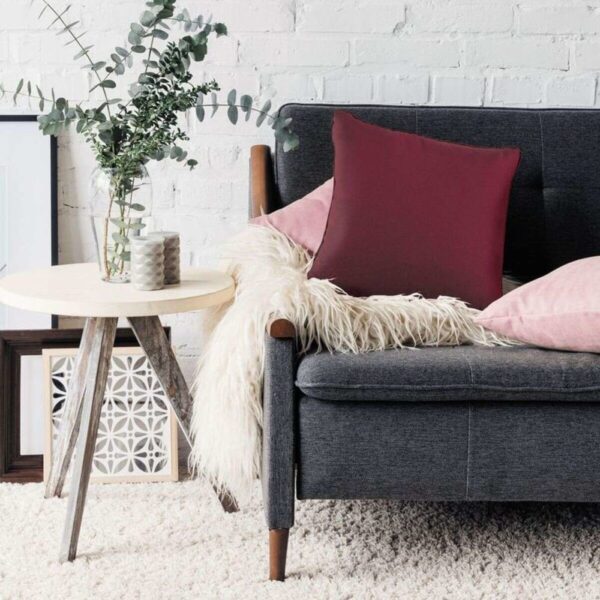 Coussin The Deco Factory SUEDEN rouge bourgogne au toucher suédine, format carré
