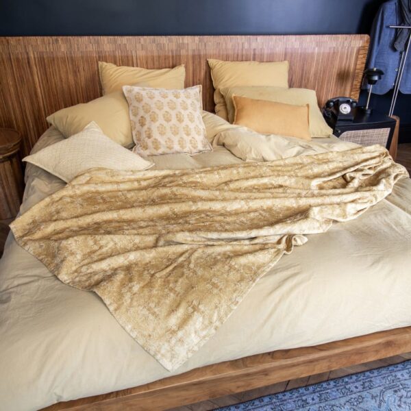 Coussin DORI Now's Home carré jaune en velours imprimé au block print