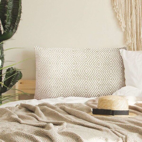 Coussin ikat The Deco Factory au motif graphique blanc et beige