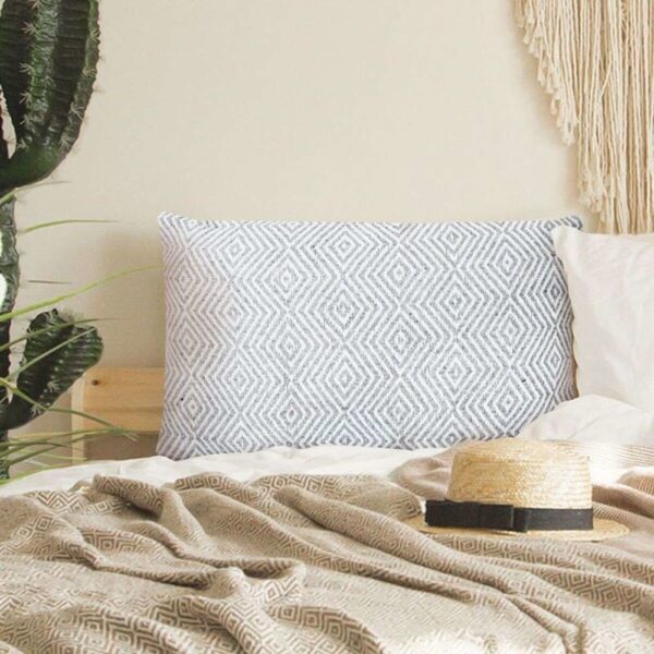 Coussin ethnique The Deco Factory blanc et gris à motif ikat rectangulaire