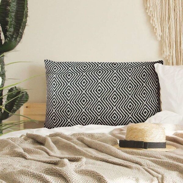 Coussin ikat The Deco Factory à motif ethnique naturel et noir