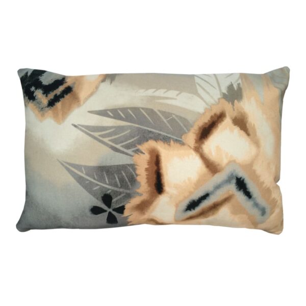 Coussin fleur Malagoon rose, présenté dans un format allongé décoratif