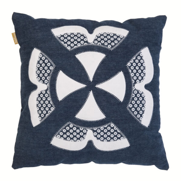 Coussin Malagoon Ishara bleu aux dimensions annoncées de 50 x 12 x 50 cm