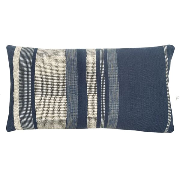 Coussin texture Malagoon rectangulaire bleu nuit, proposé dans un format allongé.