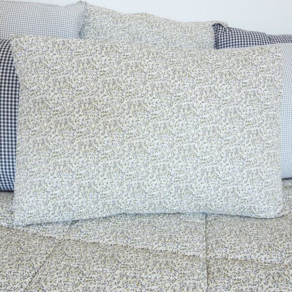 Coussin Romy Decoclico rectangulaire fleuri en coton, aux tons verts et jaunes