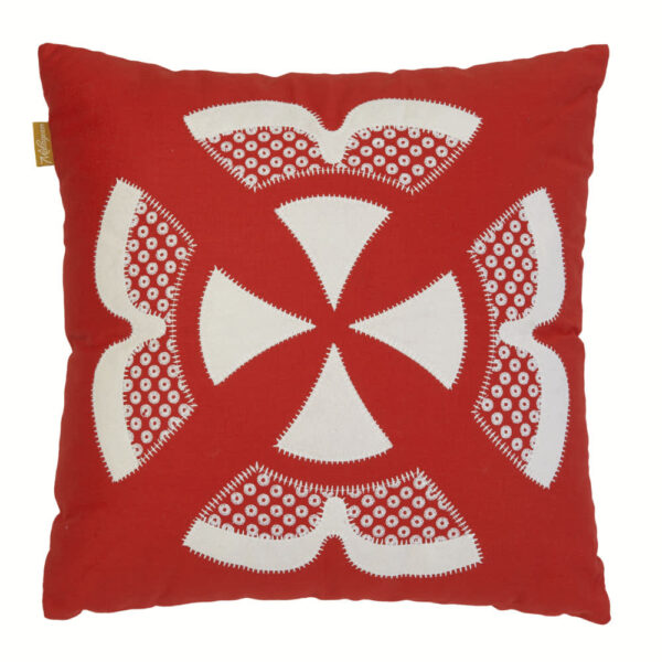 Coussin décoratif Malagoon rouge aux dimensions annoncées de 50 x 12 x 50 cm