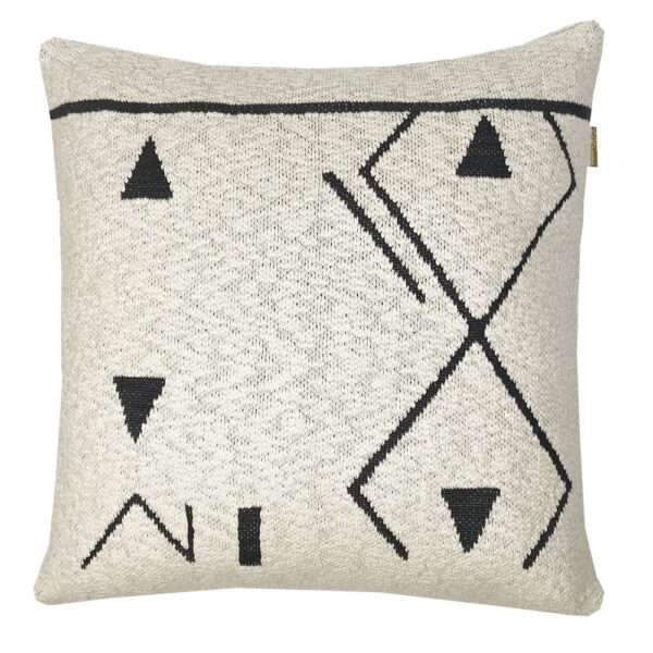 Coussin tricoté Malagoon blanc cassé aux dimensions annoncées de 50 x 12 x 50 cm