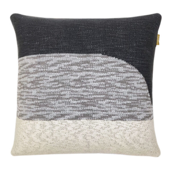 Coussin tricoté Malagoon Sunset noir aux dimensions 50 x 12 x 50 cm